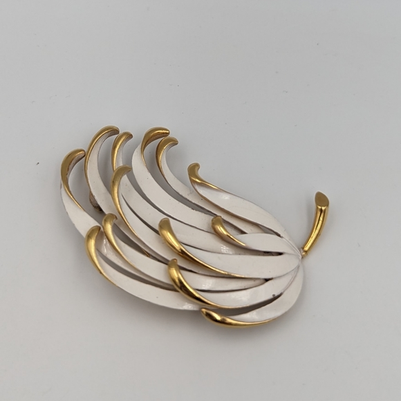 Vintage Monet white enamel gold tone floral motifs brooch - Picture 4 of 8